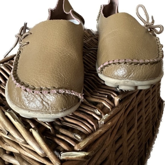 SOCOFY Womens Tan Leather Slip On Moccasin Shoes Size 39 EUC - Picture 3 of 8